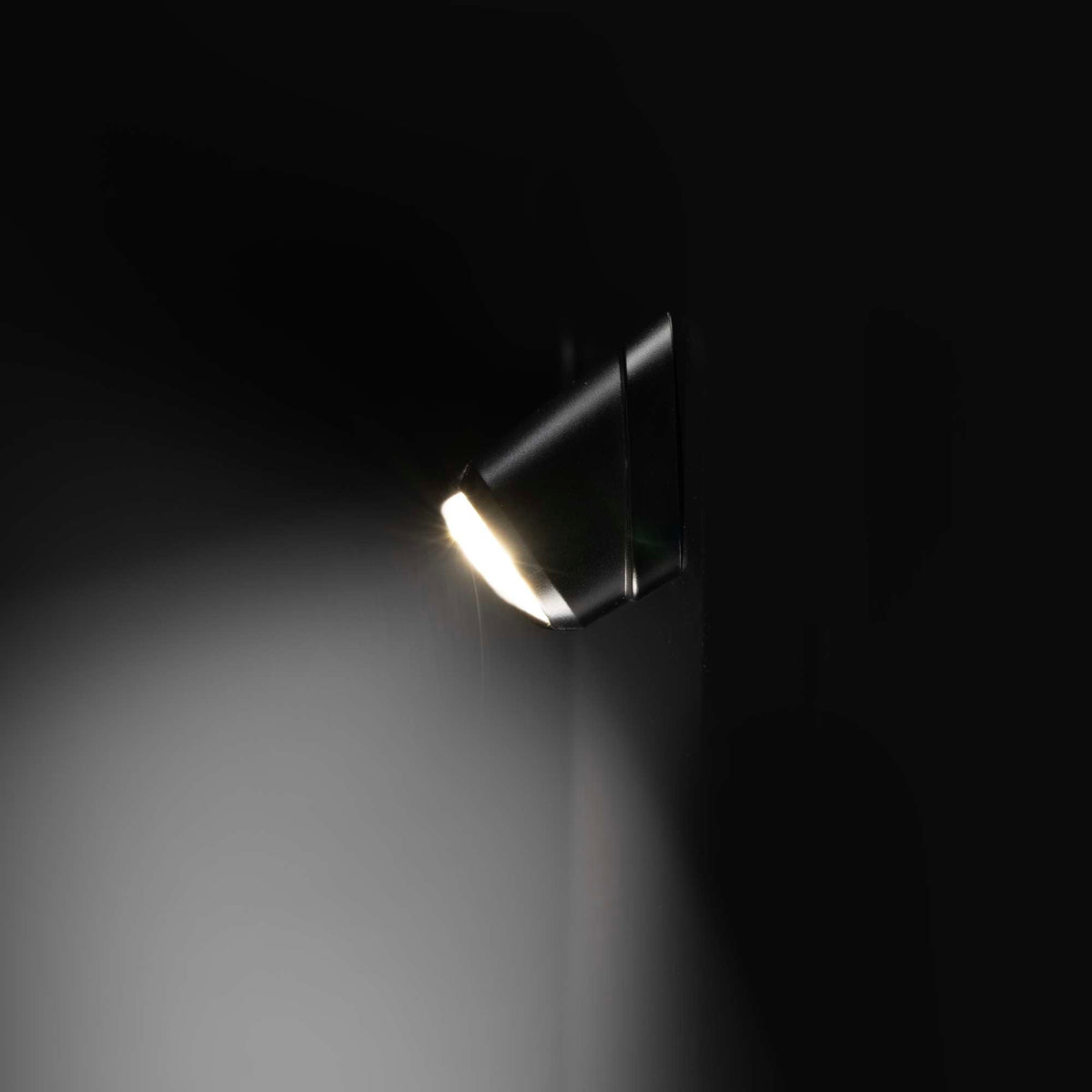 Strands NUUK E-LINE SCENE LIGHT 80W